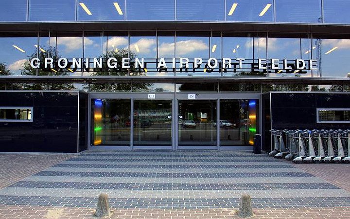 Groningen Airport Eelde ingang terminal vroege ochtendvlucht taxi
