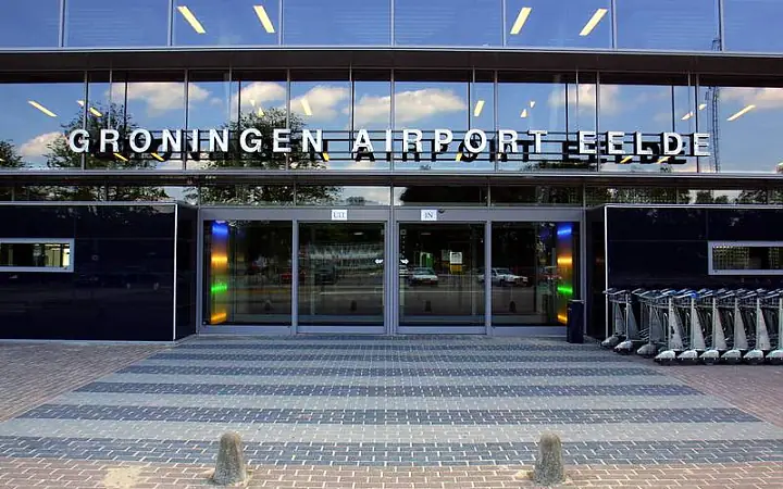 Groningen Airport Eelde ingang terminal vroege ochtendvlucht taxi