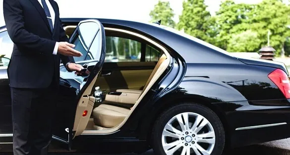 Zakelijk vervoer chauffeur luxe auto